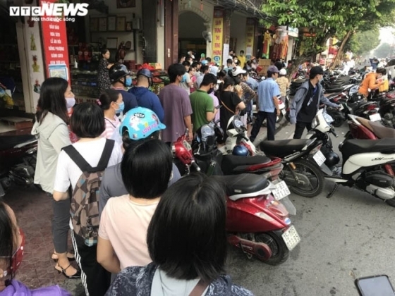 3 Nguoi Dan Hai Phong Rong Ran Xep Hang Mua Banh Trung Thu Truyen Thong