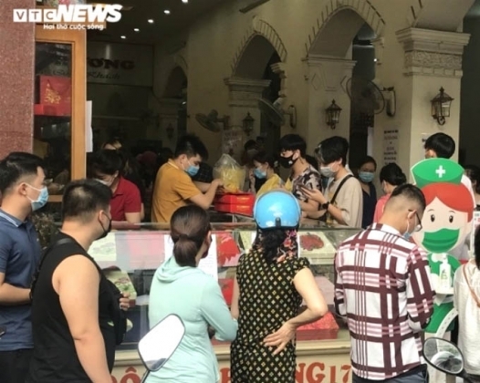 5 Nguoi Dan Hai Phong Rong Ran Xep Hang Mua Banh Trung Thu Truyen Thong