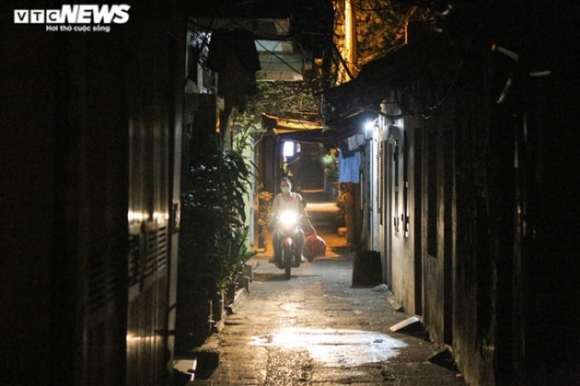 6 Nguoi Dan Ha Noi Vui Mung Khi Duoc Go Bo Phong Toa Sau 40 Ngay Gian Cac