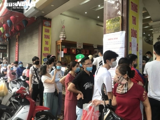 6 Nguoi Dan Hai Phong Rong Ran Xep Hang Mua Banh Trung Thu Truyen Thong
