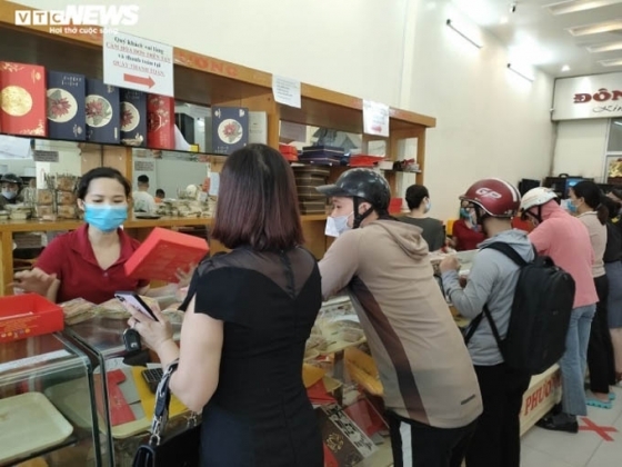 7 Nguoi Dan Hai Phong Rong Ran Xep Hang Mua Banh Trung Thu Truyen Thong