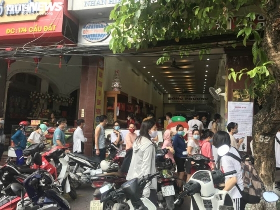 9 Nguoi Dan Hai Phong Rong Ran Xep Hang Mua Banh Trung Thu Truyen Thong