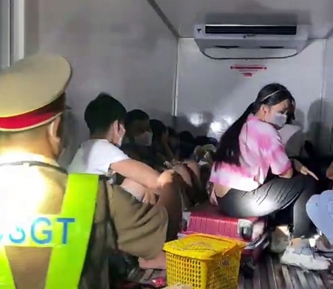 1 15 Nguoi Co Ca Tre Em Trong Thung Xe Dong Lanh Thong Chot