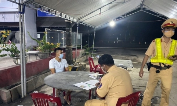 4 15 Nguoi Co Ca Tre Em Trong Thung Xe Dong Lanh Thong Chot