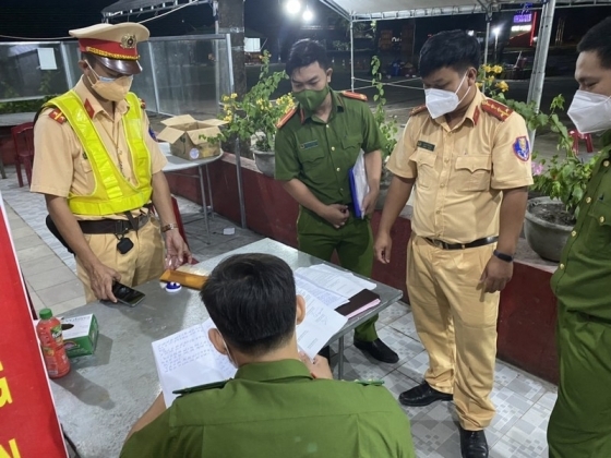 5 15 Nguoi Co Ca Tre Em Trong Thung Xe Dong Lanh Thong Chot