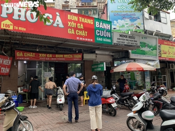 2 Khach Ha Noi Xep Hang Cho Sua Xe Mua Pho Trong Ngay Dau Hang Quan Mo Cua Lai