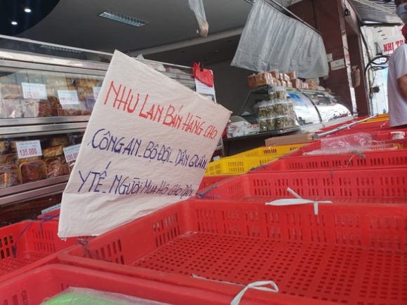 2 Nguoi Dan Tphcm Xep Hang Cho Ca Tieng Dong Ho De Duoc Mua Banh Trung Thu