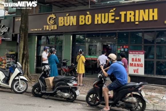 3 Khach Ha Noi Xep Hang Cho Sua Xe Mua Pho Trong Ngay Dau Hang Quan Mo Cua Lai