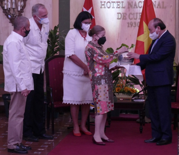 3 Viet Nam Coi Viec Giup Cuba Nhu Viec Nha Cua Minh