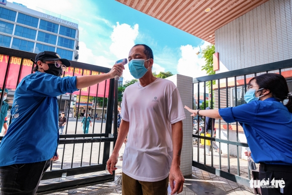 8 Nguoi Dan Ha Noi Xep Hang Tu 4h Sang Mua Banh Trung Thu