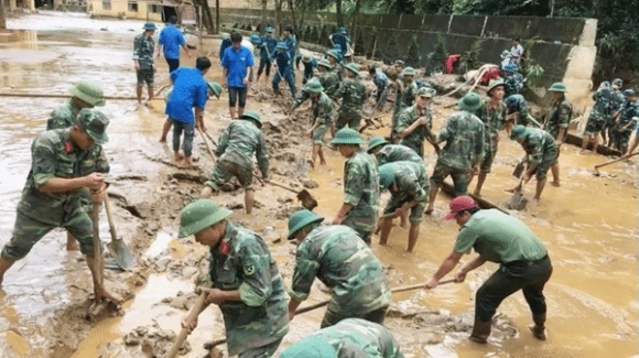 2 Truoc Van De Khong Co Nghe Si Khong Ai Lam Tu Thien Ba Phuong Hang Danh Thep Bao Thap Nien Nay Ai Lam Bo Doi Cong An Va Bao Nguoi Xa Than Vi Mien Trung