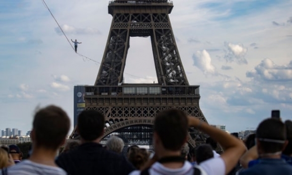 3 Thot Tim Canh Di Tren Day Tu Thap Eiffel Qua Song Seine O Do Cao 70m