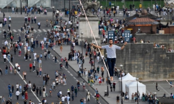 4 Thot Tim Canh Di Tren Day Tu Thap Eiffel Qua Song Seine O Do Cao 70m