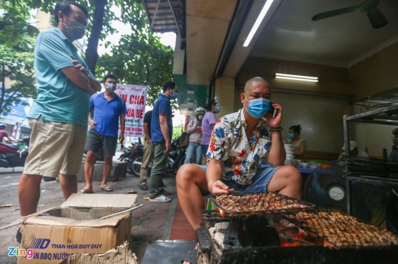 1 Quan An O Ha Noi Tu Choi Khach Vi Qua Dong Nguoi Mua Ve