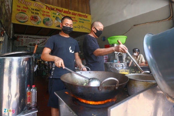 8 Quan An O Ha Noi Tu Choi Khach Vi Qua Dong Nguoi Mua Ve