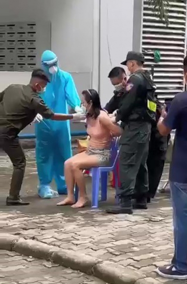 1 Can Bo Phuong Pha Khoa Can Ho Cuong Che Mot Phu Nu Di Xet Nghiem Covid 19