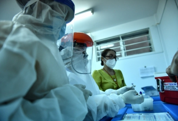 1 Nguyen Nhan Tphcm Chi Dao Khan Tam Ngung Tiem Mot Lo Vaccine Pfizer
