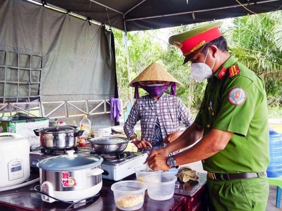 3 Cong An Nau Mi Goi Cho Nguoi Dan Tu Phat Ve Que Tai Chot