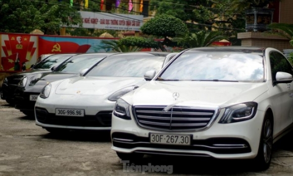 2 Can Canh Dan Sieu Xe Bi Thu Giu Trong Duong Day Danh Bac Khung O Ha Noi