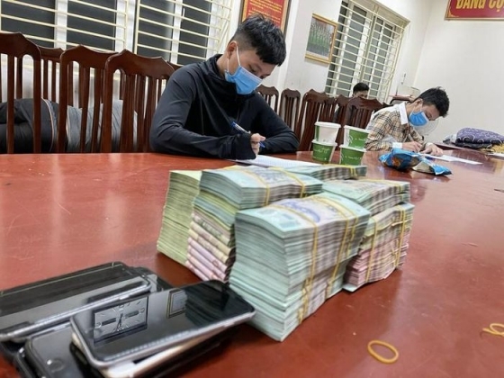 8 Can Canh Dan Sieu Xe Va Ca Vali Tien Bi Thu Giu Cua Ong Trum Co Bac Ngan Ti