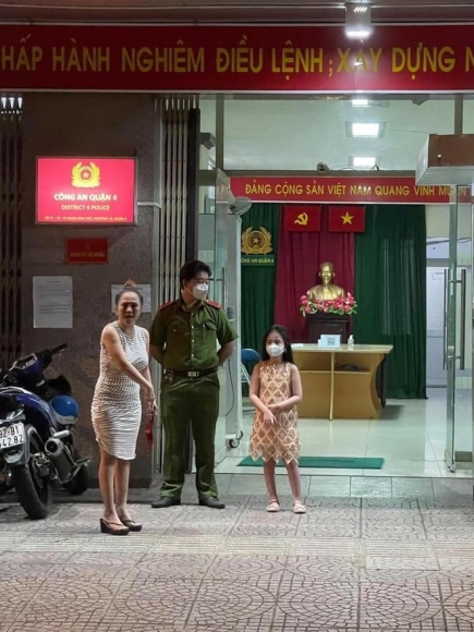 1 Bi Chi Dai Quan 4 Chui Boi Duoi Ra Khoi Nha Nguoi Me Gia Kho So Nhan Nhin Nhu Con Mac No No Ay Toi Nghiep Lam Khong Di Duoc