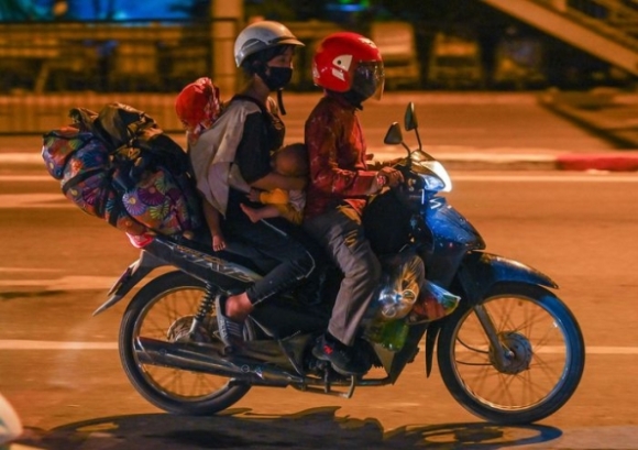 10 Doan Nguoi Tu Binh Duong Ve Que Di Qua Ha Noi Trong Dem
