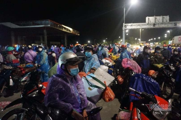 2 Nguoi Di Xe May Ve Que Se Duoc Trung Chuyen Qua Ham Hai Van Mien Phi