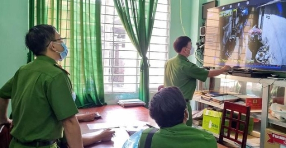 2 Nhau Xong 7 Nguoi Ra Chot Phong Toa Kiem Chuyen Voi Luc Luong Truc