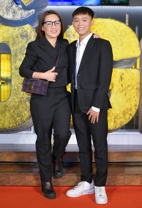 1 Quan Ly Phi Nhung Ban Giao Tien Cho Ho Van Cuong