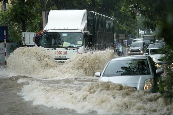 2 Nguoi Dan Ha Noi Bi Bom Ngay Dau Tuan Co Noi Ngap Sau Gan Het Banh Xe May