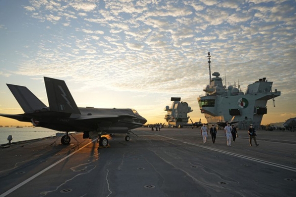 1 Chi Huy Tau San Bay Hms Queen Elizabeth Anh Muon Nghieng Ve Chau A