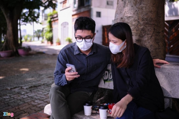 10 Nguoi Ha Noi Uong Ca Phe Ven Ho Huong Tiet Troi Mat Lanh Mua Thu