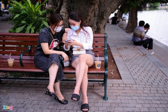 3 Nguoi Ha Noi Uong Ca Phe Ven Ho Huong Tiet Troi Mat Lanh Mua Thu
