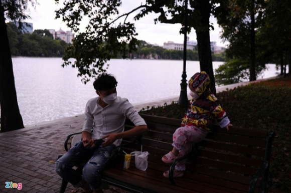 5 Nguoi Ha Noi Uong Ca Phe Ven Ho Huong Tiet Troi Mat Lanh Mua Thu
