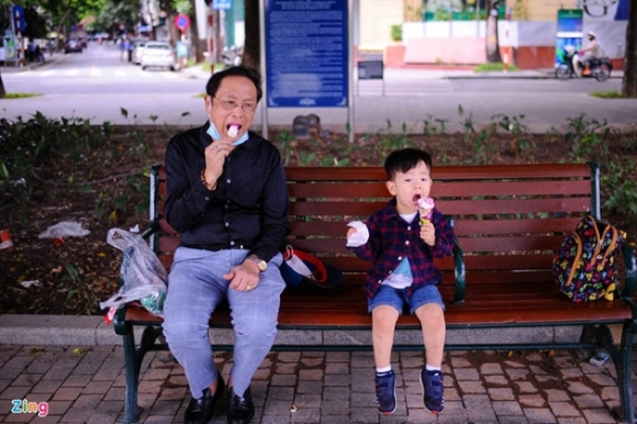 6 Nguoi Ha Noi Uong Ca Phe Ven Ho Huong Tiet Troi Mat Lanh Mua Thu