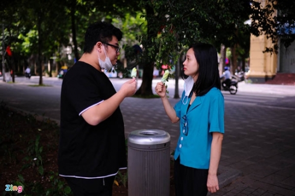 7 Nguoi Ha Noi Uong Ca Phe Ven Ho Huong Tiet Troi Mat Lanh Mua Thu