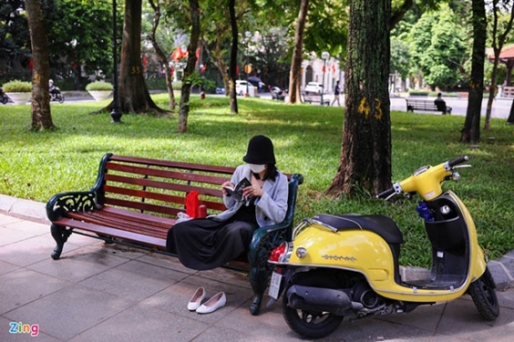 9 Nguoi Ha Noi Uong Ca Phe Ven Ho Huong Tiet Troi Mat Lanh Mua Thu
