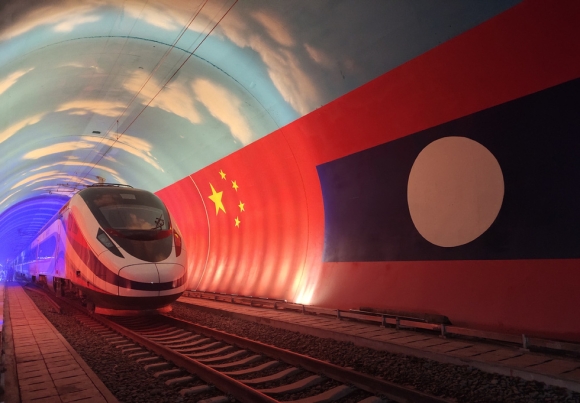 1 Ben Trong Doan Tau Cao Toc Sang Trong Trieu Voi Lao Vua Tiep Nhan