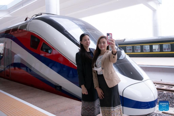 2 Ben Trong Doan Tau Cao Toc Sang Trong Trieu Voi Lao Vua Tiep Nhan