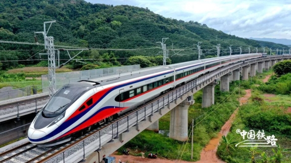 3 Ben Trong Doan Tau Cao Toc Sang Trong Trieu Voi Lao Vua Tiep Nhan