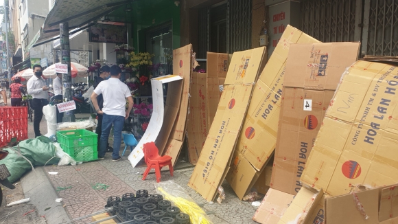 8 20 10 Khach Mua Don Dap Ngay Cuoi Nhieu Diem Ban Hoa Trai Chay Hang