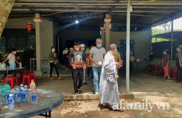 1 Nuoc Mat Nguoi Cha Trong Dam Tang Be Trai Tu Vong Sau 5 Ngay Mat Tich O Binh Duong Moi Sang Nao Con Vui Dua Voi Con Vay Ma