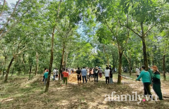 2 Nuoc Mat Nguoi Cha Trong Dam Tang Be Trai Tu Vong Sau 5 Ngay Mat Tich O Binh Duong Moi Sang Nao Con Vui Dua Voi Con Vay Ma