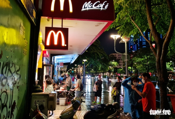 1 Gioi Tre Tphcm Doi Mua Dao Pho Xep Hang Dai Mua Kem Tra Sua