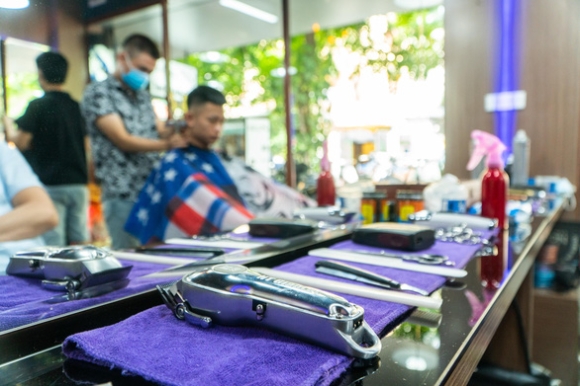 1 Ha Noi Ra Thong Bao Khan Tim Nguoi Den Tiem Cat Toc Vi Co Ca Covid 19 Moi