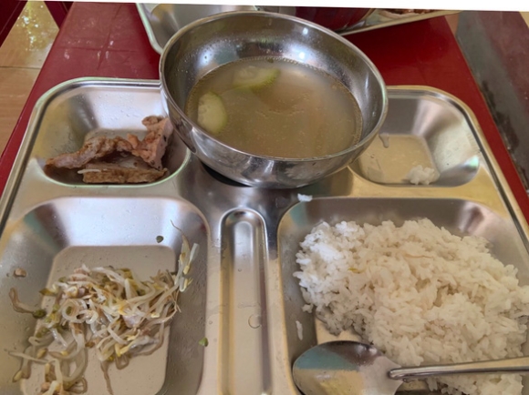 1 Phu Huynh Chup Hinh Bua Trua Thieu Chat Cua Lop 2 Nha Truong Noi Do Ca Dat