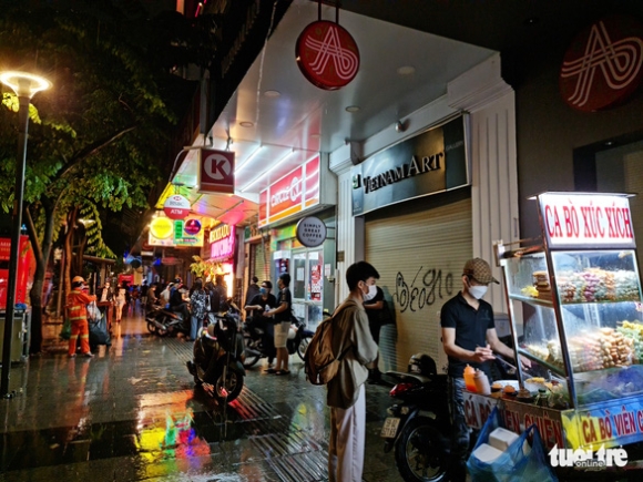 2 Gioi Tre Tphcm Doi Mua Dao Pho Xep Hang Dai Mua Kem Tra Sua