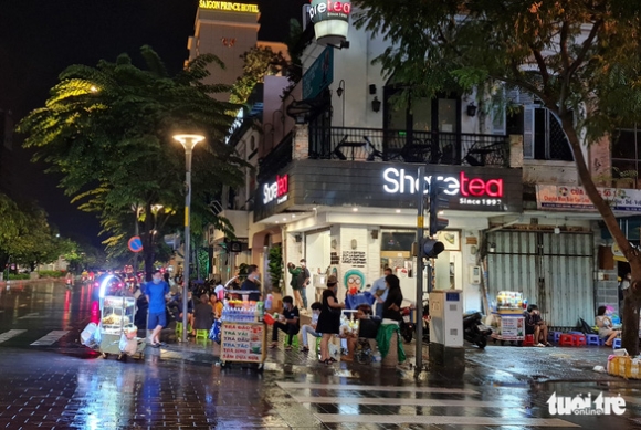3 Gioi Tre Tphcm Doi Mua Dao Pho Xep Hang Dai Mua Kem Tra Sua