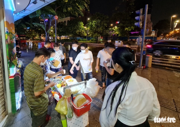 4 Gioi Tre Tphcm Doi Mua Dao Pho Xep Hang Dai Mua Kem Tra Sua
