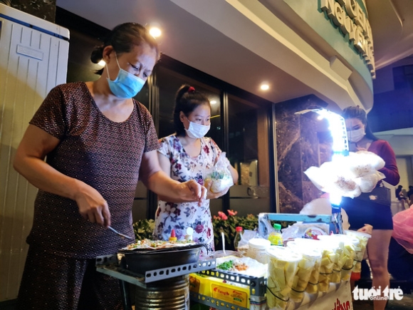 5 Gioi Tre Tphcm Doi Mua Dao Pho Xep Hang Dai Mua Kem Tra Sua